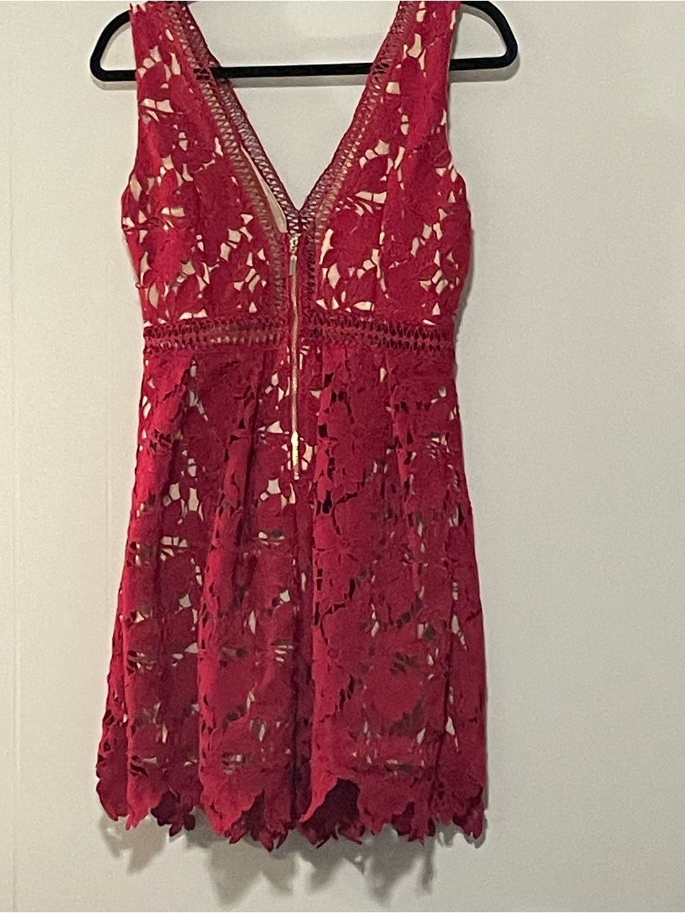 Romeo & Juliet. Red Lace V-Neck Sleeveless Mini Dress. Item # 11486